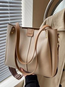 Borsa tote da donna in pelle beige con manici marroni e tracolla a motivi geometrici