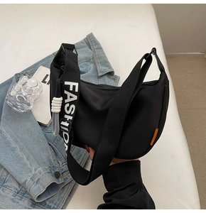 Nahaufnahme der schwarzen Nylon-Halbmondtasche mit schwarz-weißem Logo-Schultergurt