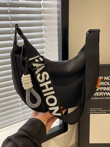 Schwarze Nylon-Halbmondtasche mit breitem Logo-Gurt und Knoten-Anhänger für Damen