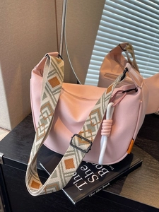 Rosa Nylon-Tasche in Halbmondform mit breitem geometrischem Jacquard-Schultergurt