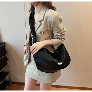 Détail du grand sac bandoulière plissé noir avec une large bandoulière réglable