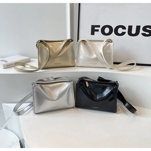 Vue détaillée des quatre coloris du sac bandoulière en cuir spacieux de style polochon