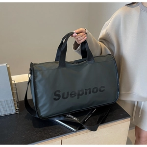 Detail of the durable charcoal nylon fitness bag with adjustable shoulder strap and logo