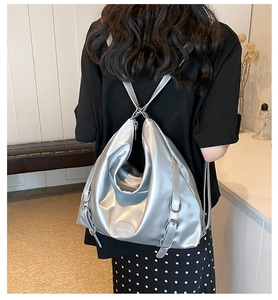 Borsa tote argento metallizzato con fibbie ad anello e logo inciso sulla base
