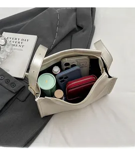 Vue de dessus d'un sac polochon beige crème montrant une grande capacité intérieure pour objets