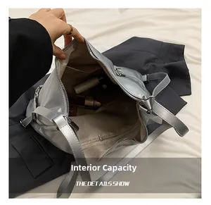 Dettaglio della grande capacità interna e della tasca con zip della borsa tote argento