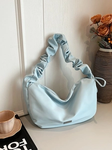 Grand sac à main plissé bleu clair en cuir texturé avec plaque logo métallique chic