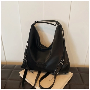 Dettaglio della borsa tote nera in nylon con spalline regolabili e fibbie argentate