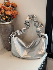 Sac à bandoulière argenté plissé avec effet métallisé et logo nœud décoratif