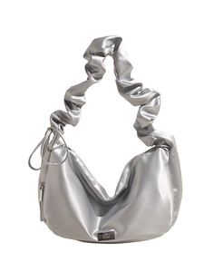 Sac hobo argenté métallisé avec bandoulière plissée et détail de fermeture éclair latérale