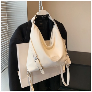Dettaglio della borsa Hobo bianco crema con fibbia argento e zip di chiusura