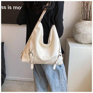 Dettaglio della grande borsa Hobo bianco crema con fibbie in metallo argento e zip