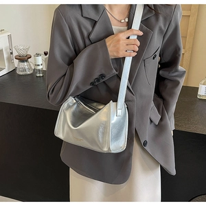 Détail du sac bandoulière en cuir métallisé argenté avec texture plissée et miroir