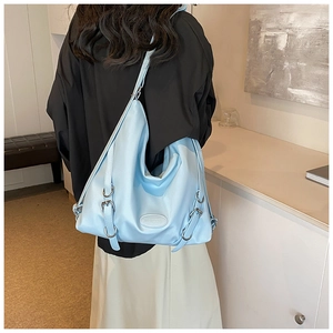 Dettaglio della borsa tote in pelle azzurra con fibbia d'argento e pieghe morbide