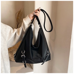 Dettaglio della borsa tote in nylon nero capiente con fibbie e cinturini argentati