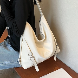 Grande borsa hobo bianca con finiture in argento e patch logo per il pendolarismo
