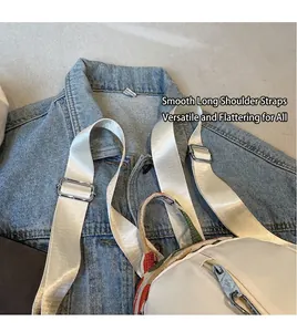 Détail de la bandoulière réglable et poignée bohème colorée sur sac à dos crème