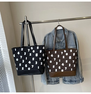 Gros plan de sacs cabas en toile avec imprimés chiffres arabes en noir et marron