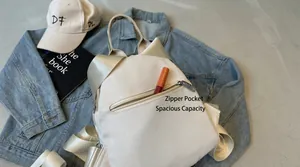 Gros plan de la poche avant zippée du sac à dos en nylon avec rangement pratique