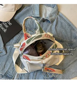 Vue de dessus du sac à dos en toile montrant l'intérieur spacieux avec accessoires