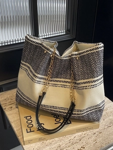 Contrast woven tote bag with chain strap and large capacity for daily commuting