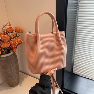 Borsa a secchiello rosa a pieghe con doppi manici e tracolla larga in interni