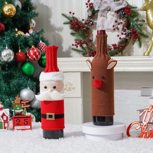 Weihnachtliche Flaschenhüllen im Set mit Weihnachtsmann und Rentier für die Tischdeko
