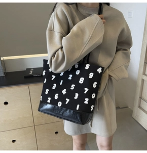 Détail du sac cabas noir avec motifs chiffres et fond en similicuir résistant