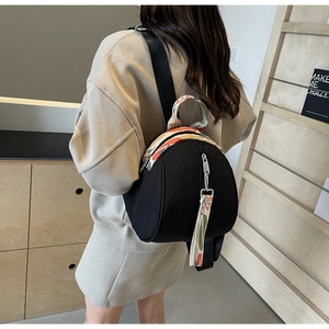 Détail du sac à dos noir avec sangles aux motifs géométriques colorés et contrastés