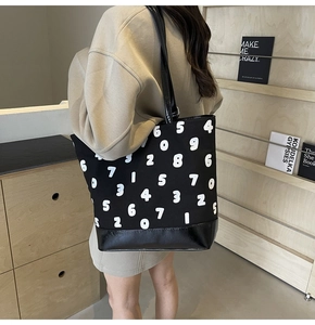 Sac fourre-tout en toile à imprimés de chiffres blancs et sangles en cuir sur l'épaule