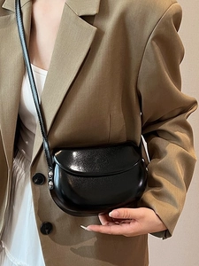 Sac à Bandoulière Selle en Cuir PU pour Femmes Avec Décoration de Rivets Rabat Magnétique Petit Sac à Main Street Style