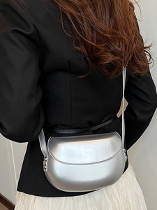 Sacoche selle argentée chic pour femme avec fini métallique et bandoulière minimaliste