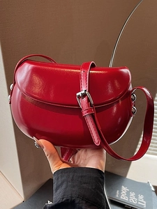 Sacoche selle chic en similicuir rouge avec clous argentés et bandoulière réglable