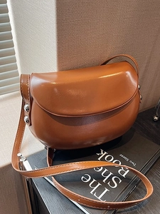 Sacoche selle rétro en cuir marron avec clous argentés et bandoulière réglable