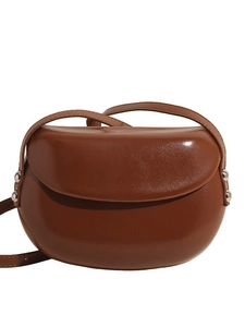 Sac bandoulière selle marron chic avec rivets argentés et cuir au fini brillant