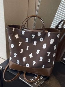 Grand sac à dos cabas en toile marron avec imprimé chiffres et détails en cuir pour le travail