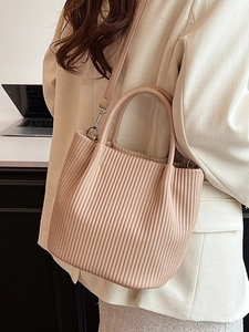 Elegante borsa a secchiello plissettata beige con manico e tracolla in ufficio