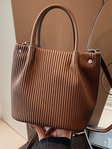 Borsa a secchiello in pelle marrone scuro con texture a pieghe verticali e tracolla