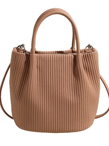 Elegante borsa a secchiello in pelle plissettata color carne con manici e tracolla regolabile