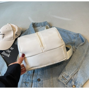Gros plan sur un sac à main blanc décontracté avec fermeture éclair décorative