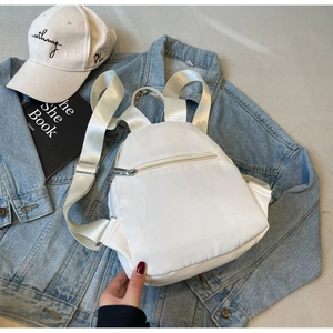 Vue arrière du mini sac à dos blanc avec poche antivol et bretelles réglables