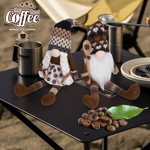 Dettaglio di gnomi del caffè con cappelli a maglia e cucchiaio di legno in set esterno