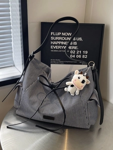 Grande borsa tote in tela a righe con fiocco nero e ciondolo a mucca, borsa a spalla casual