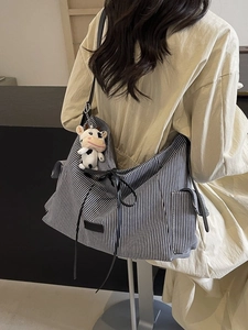 Borsa tote in tela a righe bianche e nere con un simpatico ciondolo a forma di mucca peluche