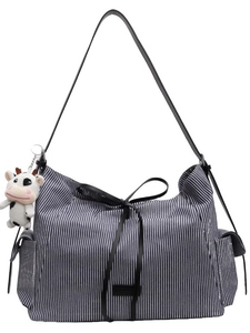 Borsa tote a righe bianche e blu navy con fiocco nero e un piccolo ciondolo a mucca