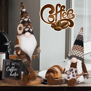 Dettagli degli gnomi del caffè con motivi a cuore, trecce e cucchiai per la decorazione