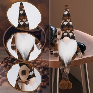 Dettaglio dello gnomo del caffè con cappello a cuori e cucchiaio di legno decorato