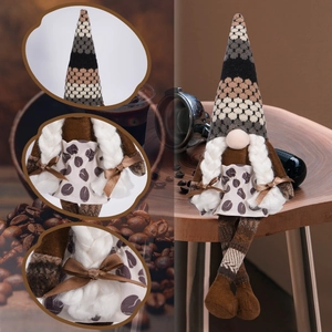 Dettaglio gnomo del caffè con cappello a maglia, trecce di peluche e grembiule con chicchi