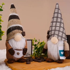 Gnome du Café Poupée en Peluche Avec Tasse à Café Chapeau Rayé À Carreaux Rudolph Sans Visage Décoration Maison Café