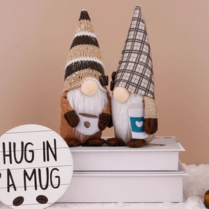 Paire de gnomes sur le thème du café avec chapeaux rayés et à carreaux pour décoration